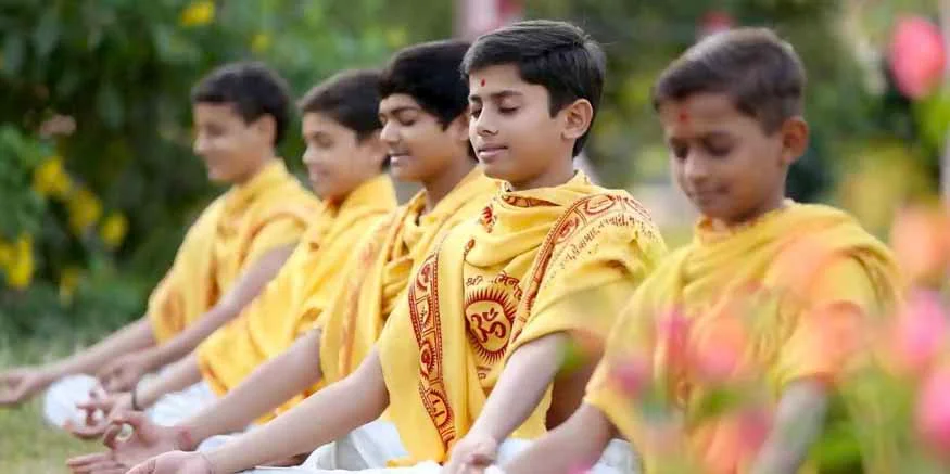 वैदिक शिक्षा लिँदै विद्यार्थीहरू