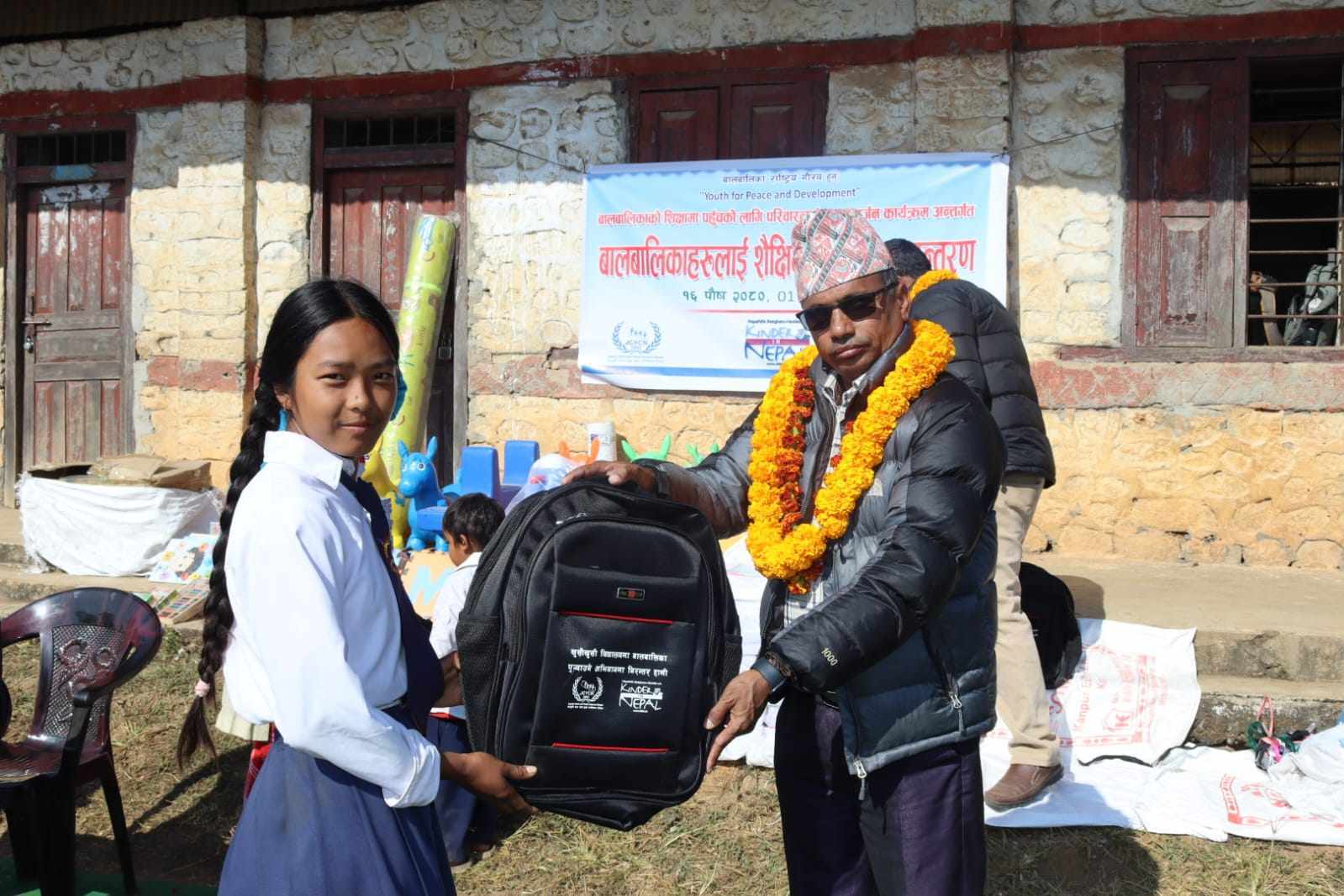 स्वयंसेवी संस्थाद्वारा बालबालिकाका लागि निःशुल्क शिक्षा सामग्री वितरण